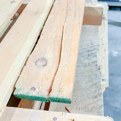 Pallet board and stringer close-up