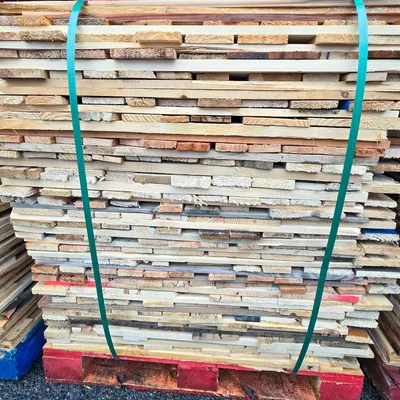Recycled wood pallets in bulk
